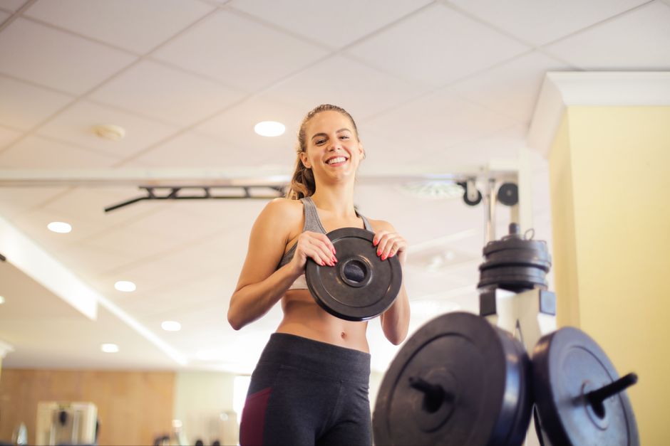 Starke Frau beim Kurzhantel Training