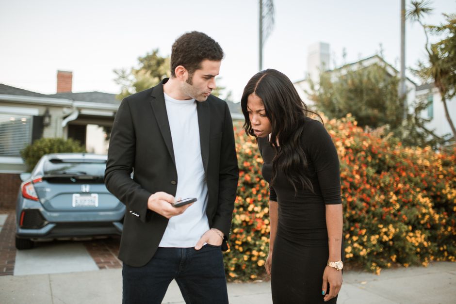 Mann und Frau starren aufs Smartphone und haben sich nichts zu sagen