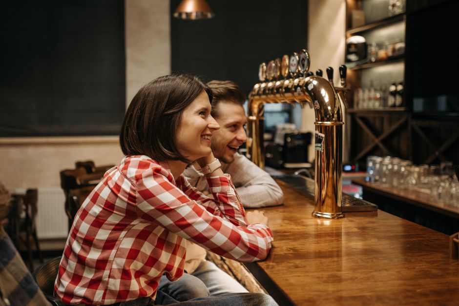 Mann und Frau haben Spaß im Restaurant