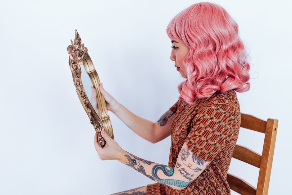 Frau mit Vintage Spiegel