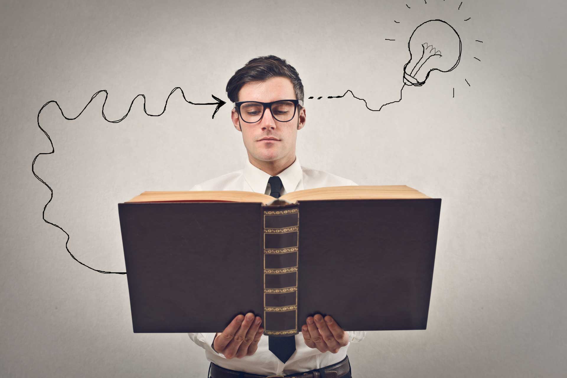 Mann liest ein Buch und hat eine Idee